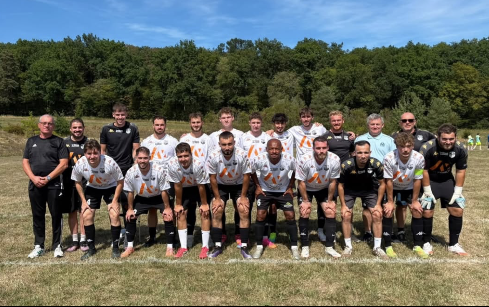 L’équipe et le staff du FC Roset-Fluans en maillots blancs pour la saison 2026-2027