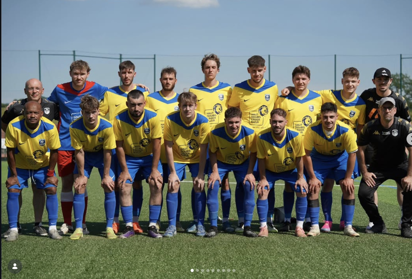 L’équipe et le staff du FCRF en maillots jaunes avant la finale de juin 2026