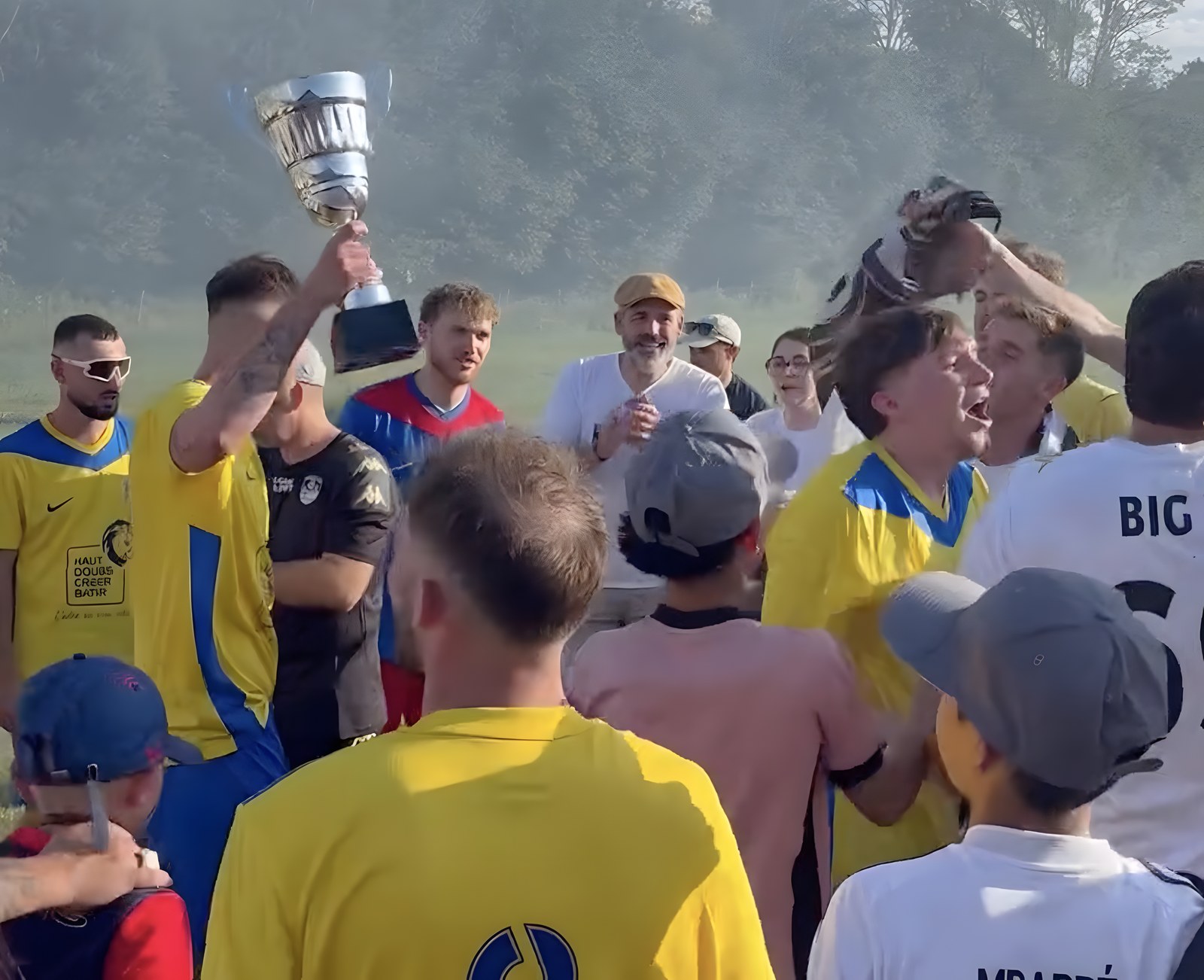 Les joueurs du FC Roset-Fluans soulèvent la Coupe Haut-Doubs Créer Bâtir après leur victoire 3-1 en finale