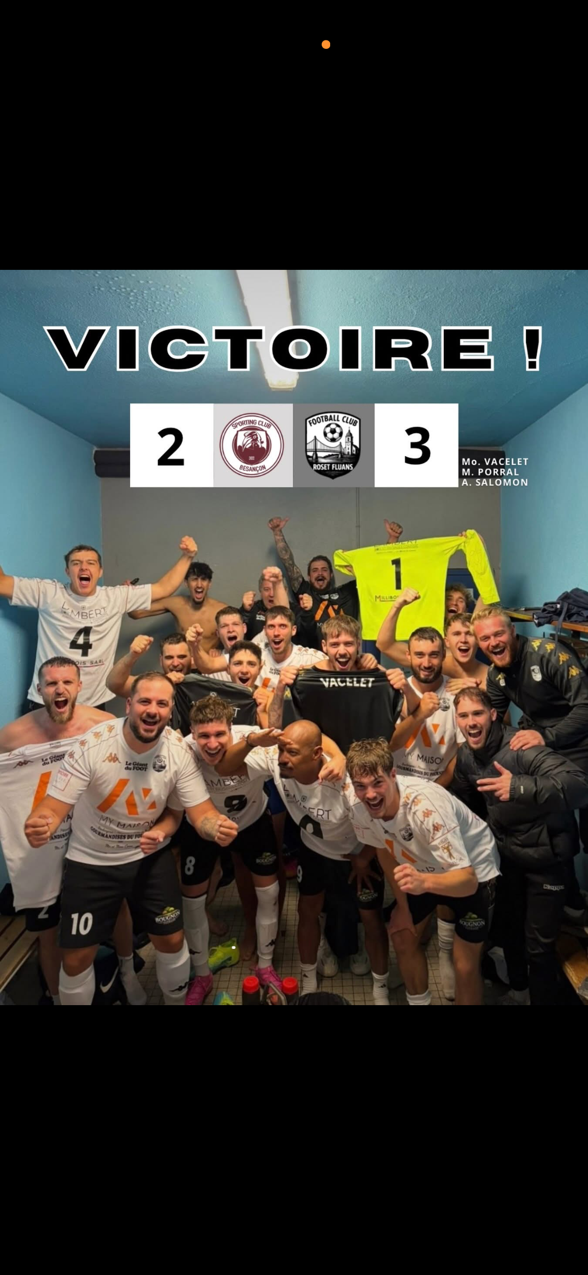 Les joueurs du FCRF fêtent leur victoire 3–2 dans le vestiaire du Sporting Besançon
